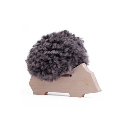 Hary, jeu de pompon pour adoucir un hérisson en bois | LES JOUETS LIBRES
