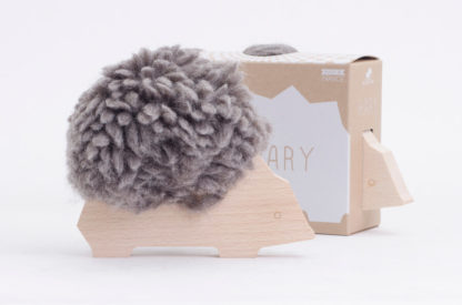 Hary, jeu de pompon pour adoucir un hérisson en bois | LES JOUETS LIBRES – Image 2